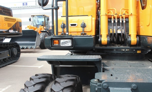 Фара экскаватор Хёндай (Hyundai ) R170W-7, R170W-9  Wesem Zetor RE.21178 с рамкой